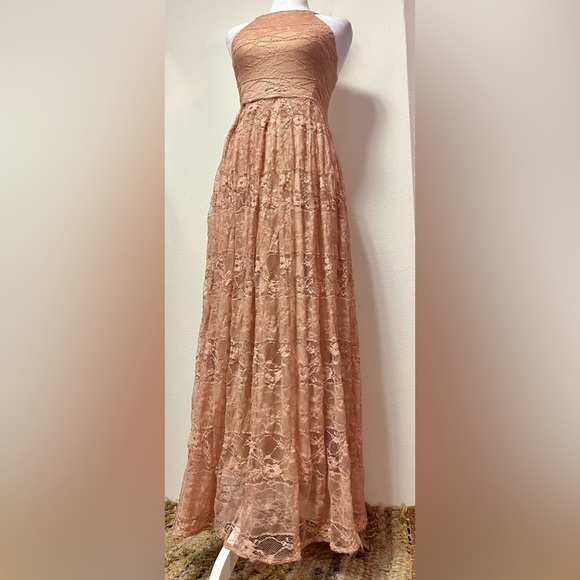 Coconinno Lace Maxi Dress with Shimmery Gold Tones - Picture 5 of 10